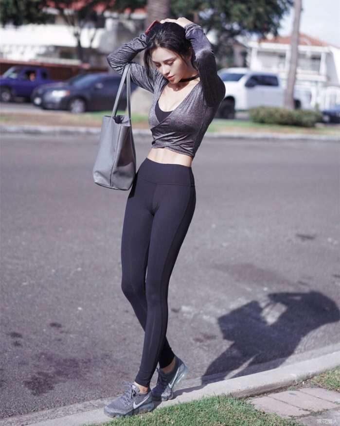 街拍:搭配紧身裤的美女,身材优雅,紧身裤就好像
