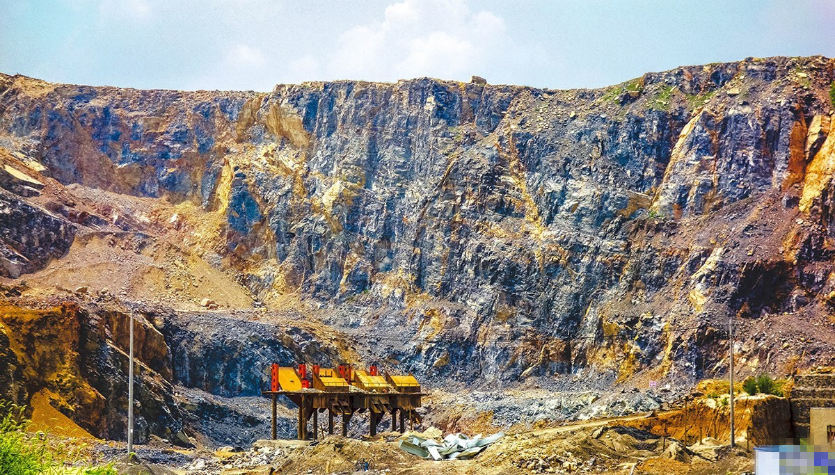 探访皖北采石场 粉尘飞扬大山遍体鳞伤