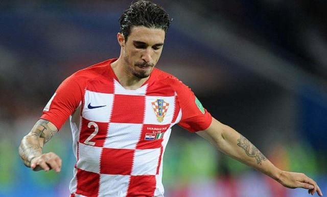 克罗地亚功臣抱摔主教练摁在草坪摩擦,喂主教