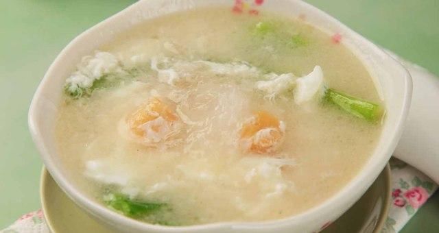 用燕窝煲汤吃美容养颜,女性要常吃,比肉要贵比