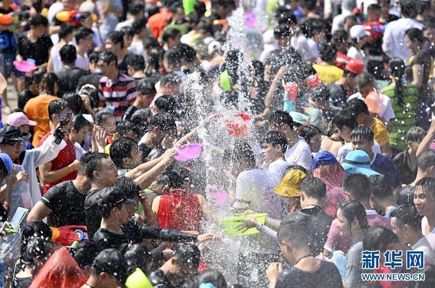 8月7日，人们在海南保亭七仙广场上嬉水。 当日，海南保亭的黎族、苗族群众迎来一年一度的传统节日——嬉水节。当地居民和游客互相泼水，祈求风调雨顺，幸福安康。
