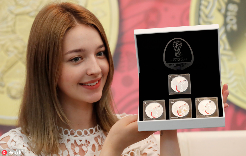 当地时间2017年6月14日，韩国首尔，俄罗斯央行发行的2018年俄罗斯世界杯纪念币。