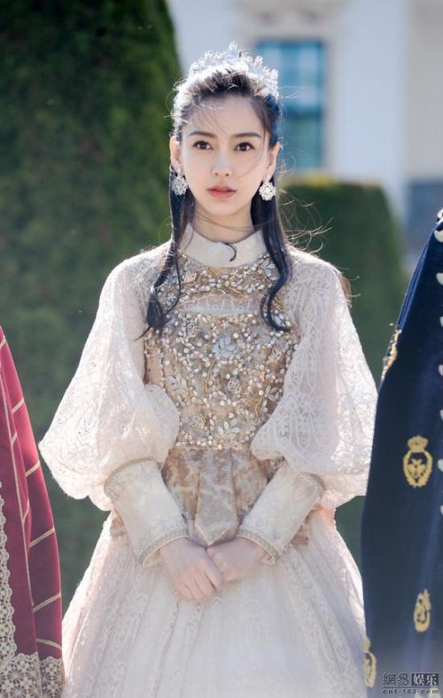 Angelababy《奔跑吧》油画公主秋裤辣眼