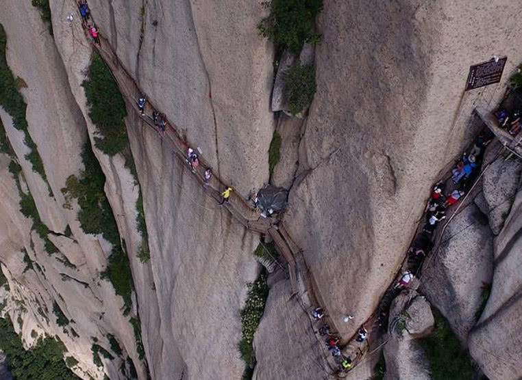 我国最吓人的人工阶梯，只有一块木板悬在空中千米，网友直呼:分分钟吓得腿软