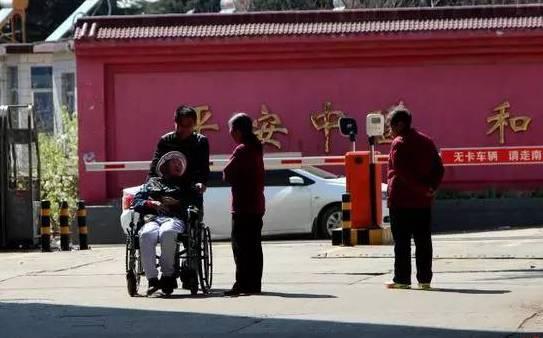 洛阳有一女婿简直比亲儿子还亲!抱着丈母娘学走路,小区老人羡慕不已~ 洛阳有一女婿简直比亲儿子还亲!抱着丈母娘学走路,小区老人羡慕不已~