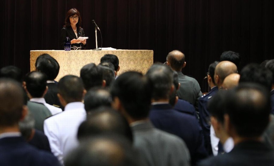 她还鼓吹“慰安妇”制度在战时是“合法”的，并不承认侵华日军南京大屠杀罪行。