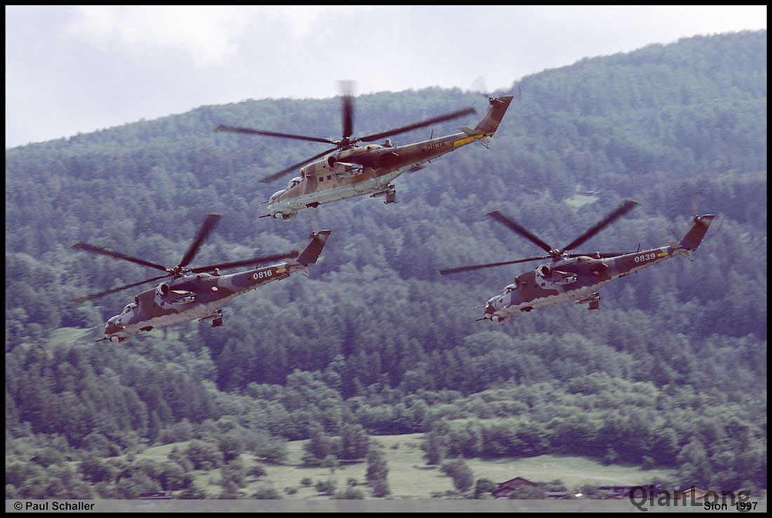 在瑞士进行飞行表演的捷克米-24V武装直升机