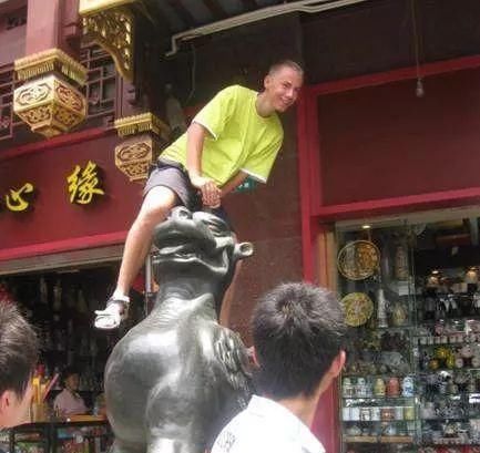 一段在国外走红的高铁不文明行为画面,不要只