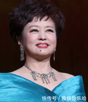 她与前夫离婚后,多次登上央视春晚,今已成人生赢家!