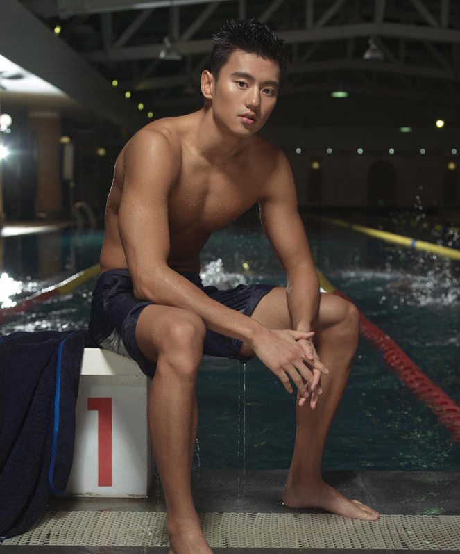 泳池边随意拍照也很帅。