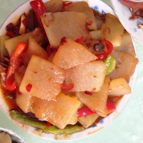 回锅冬瓜的做法 材料:冬瓜一斤,青,红辣椒各两个,豆瓣酱一大匙