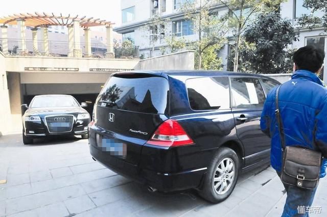 车被堵还联系不上车主?记住这两个办法,轻松解