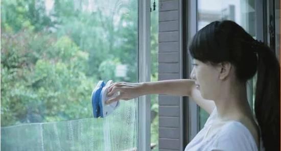 沈阳女子5楼擦玻璃坠落摔成重伤 高层住宅如何