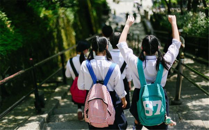 孩子独自上下学一直是父母最担心的事，不仅怕他们去危险的地方，还怕孩子被骗。而日本的一名9岁女孩佐野房子却是在放学的途中被一名男子持刀挟持。