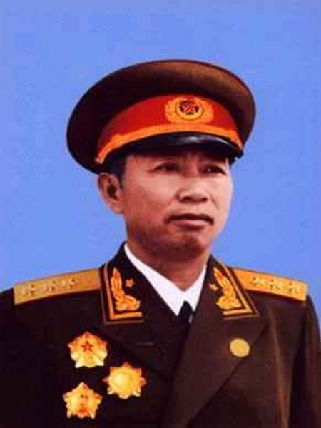 刘亚楼（1910—1965）福建武平人
土地革命战争时期，任闽西游击队排长，红四军随营学校学员班长，红十二军连长、营长兼营政治委员，红四军第三纵队八支队政治委员，第十二师三十五团政治委员，第十一师政治委员，红一军团第二师政治委员，第一师师长，陕甘支队第二纵队副司令员，红一军团第二师师长。抗日战争时期，任中国人民抗日军政大学训练部部长、教育长。解放战争时期，任东北民主联军、东北野战军、东北军区参谋长，第四野战军十四兵团司令员，中国人民解放军空军司令员。中华人民共和国成立后，任中国人民解放军空军司令员，国防部副部长兼国防部第五研究院院长、国防科委副主任。1955年被授予上将军衔。是第一、二、三届国防委员会委员，第一届全国人民代表大会代表，中国共产党第八届中央委员。来源：《中国共产党新闻网》