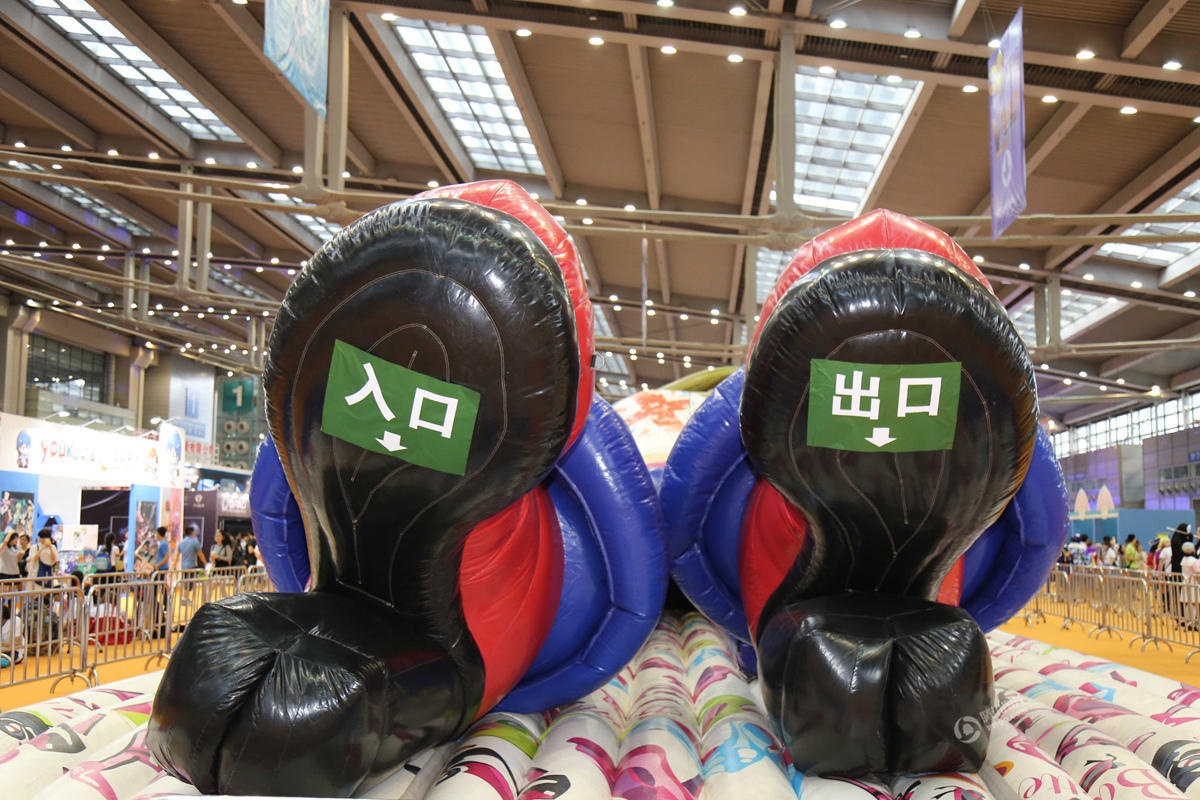 图为巴蒂娃娃充气城堡。