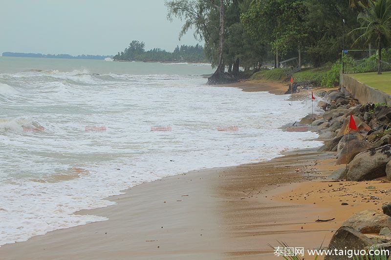 浪大!泰国攀牙海域竖红旗严禁游客下海游玩