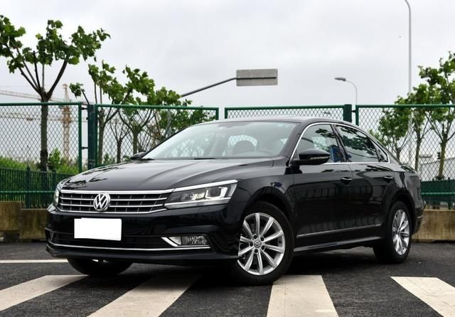 实拍大批16款帕萨特库存车,店员:外观内饰全新