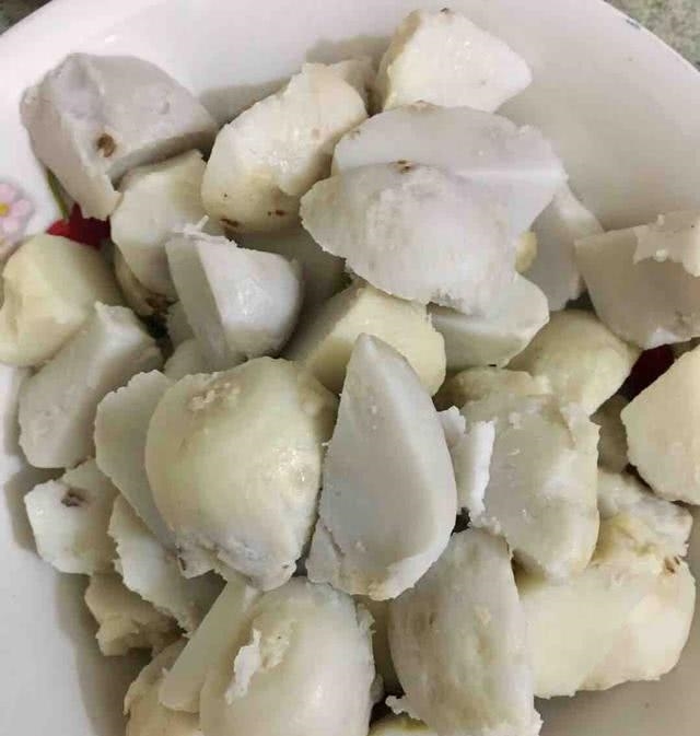 配料: 芋头 500克,五花肉 300克,青红椒 各一根,油盐酱 适量,姜蒜