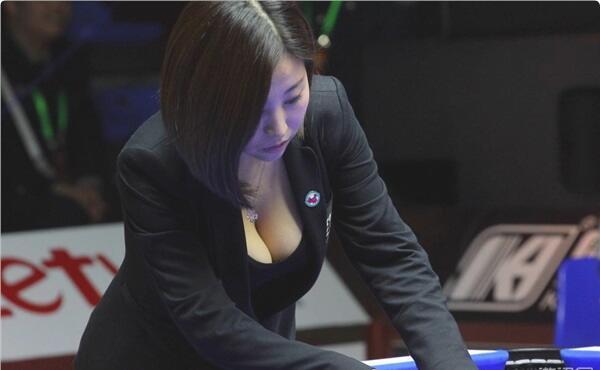 还记得，2014年11月18日，2014年全国中式台球锦标赛在北京房山继续进行，赛场上一名美女裁判成了关注焦点，原因就是她拥有一对“人间胸器”。美女裁判叫吕帅希，微博认证显示是一家公司的董事长助理，同时也是国家级台球裁判。