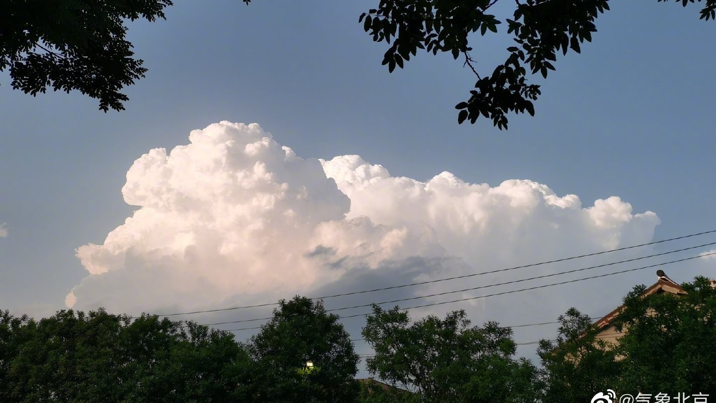 “棉花糖”刷屏！今晚北京天空出现壮观纯白色的积雨云