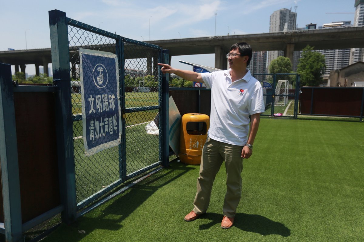 华中师范大体育学院教授陈元新介绍，国务院于2014年出台的《关于加快发展体育产业促进体育消费的若干意见》（国发〔2014〕46号）中明确提出要“充分利用郊野公园、城市公园、公共绿地及城市空置场所等建设群众体育设施”，武汉市2016年制订的《武汉市足球改革发展总体方案》中规范足球场地建设管理条例也提到要增加社会足球场地数量。