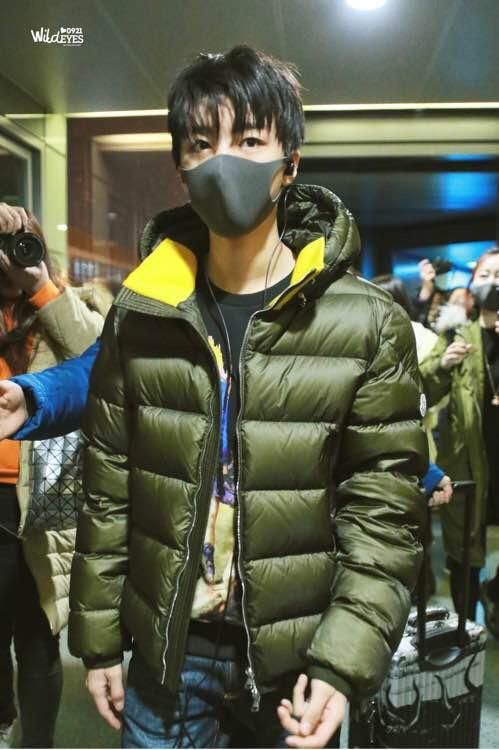 王俊凯寒假打工,和马云一起领奖,素颜惨淡不如