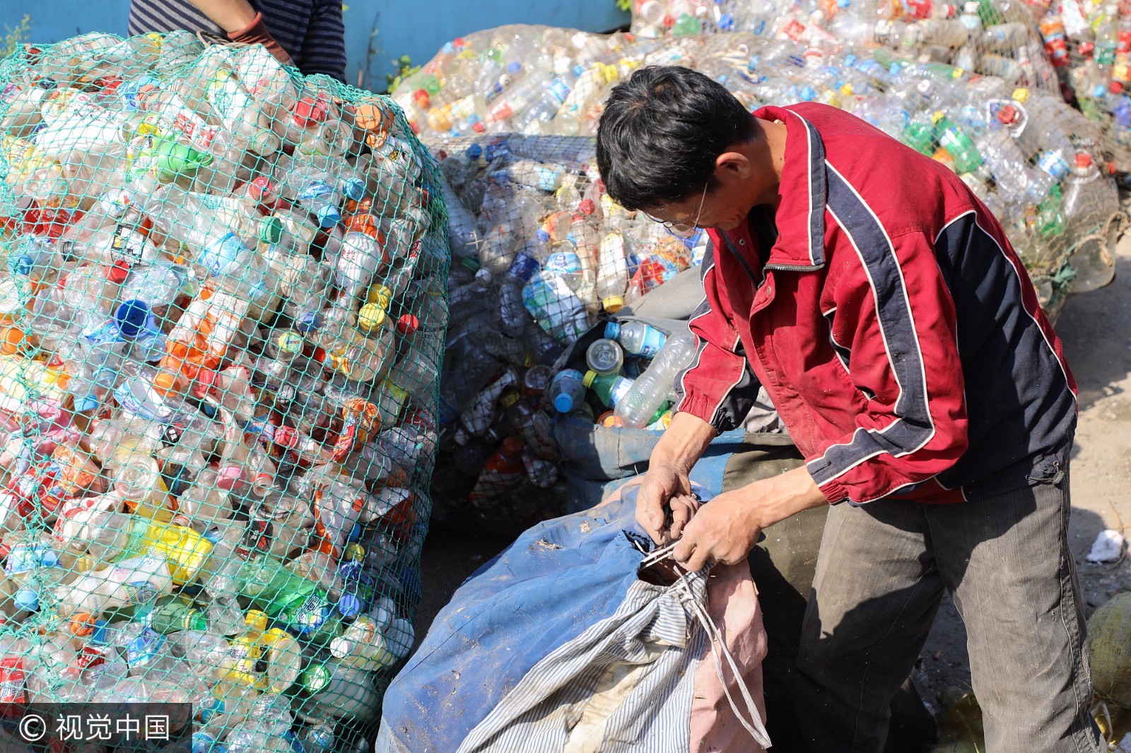 农村老师捡破烂10年招非议 委屈回应"我没病"