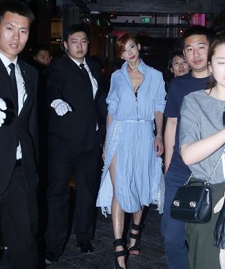 林志玲万年露腿秀身材,近日裙子又露到了大腿