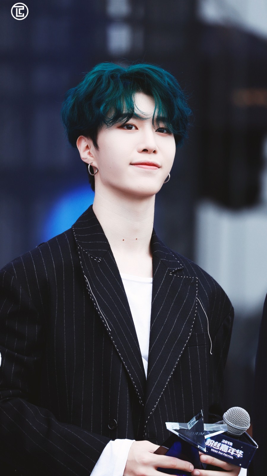 范丞丞新发色曝光 一头墨绿色抢眼 你最爱他哪种发色 范丞丞新发色曝光 一头墨绿色抢眼 你最爱他哪种发色