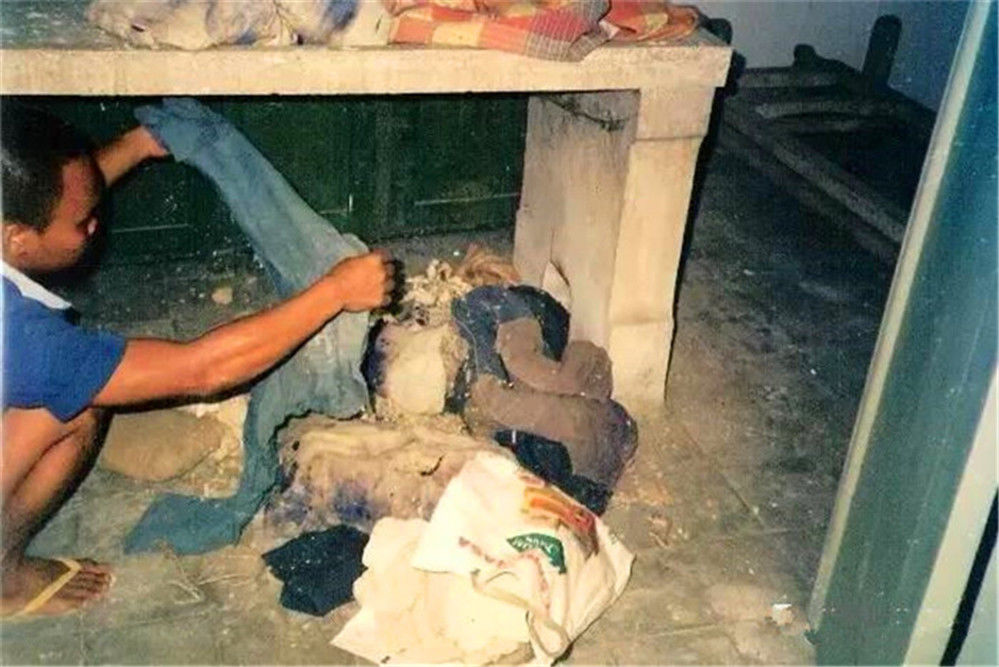 坐冤狱,吃蟑螂,摔断腿,捅瞎眼,被活埋,一切只因