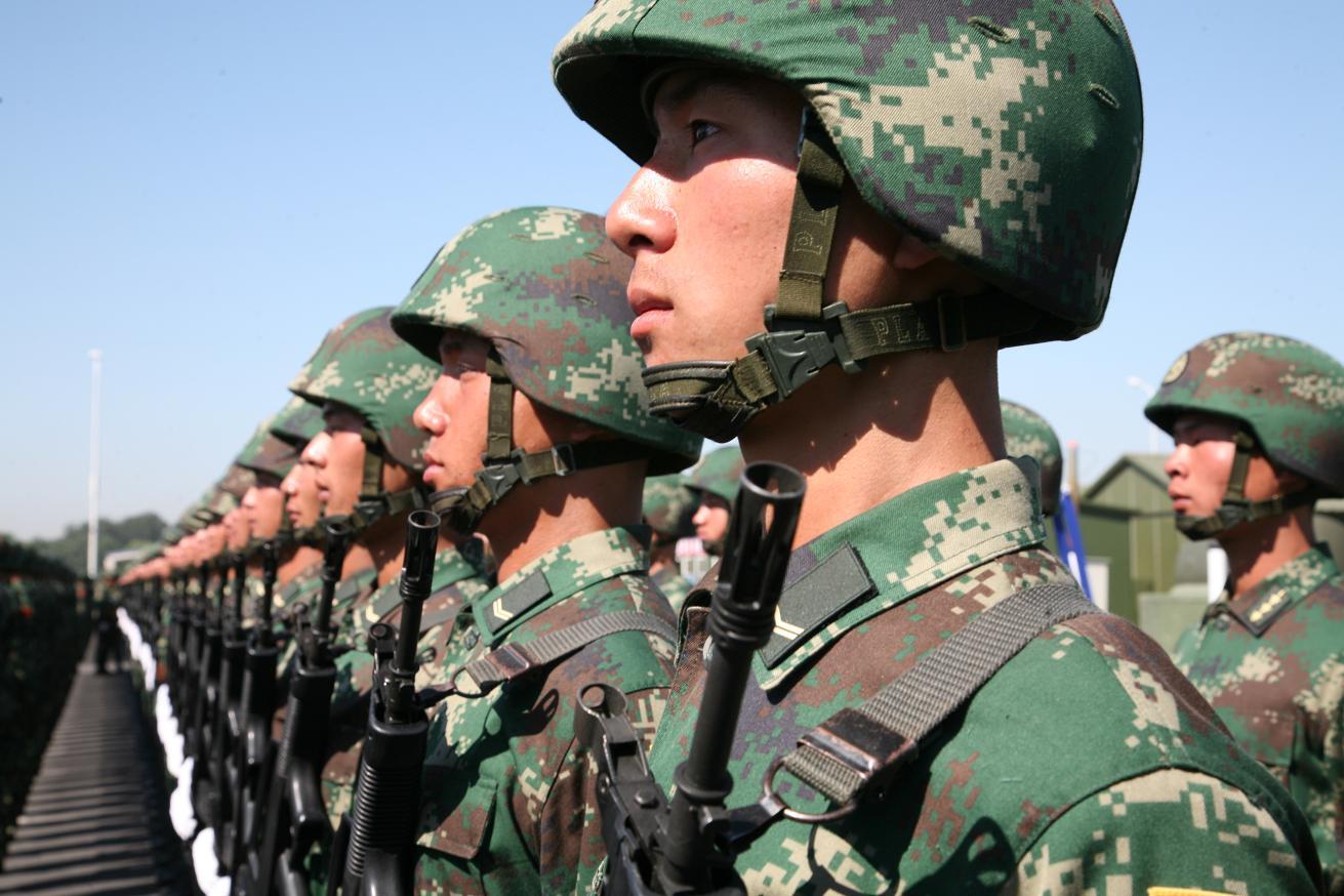 近年来，解放军的征兵要求与标准不断放宽。军队不仅在男女兵的身高要求上降低了门槛，近日又传出将征兵年龄放宽至24周岁的消息。这一系列的调整是否会影响到未来中国军队的兵员质量和水平？在现代化军队尤其是机械化与信息化水平不断提高的中国军队之中，继续追求单兵体能指标是否真的已经不再重要？中国兵役制度是国家关于公民参加军队和其他武装组织、承担军事任务或在军队外接受军事训练的一项重要的军事制度。它随着国家的出现而产生，又随着国家的经济情况、政治制度和军事需要而变化。中国兵役制度分为两种：一种是义务兵役制，又称征兵制。