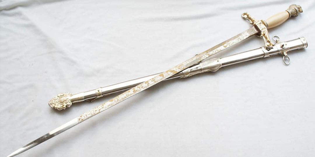 在中西方文化中“剑”象征着身份 在中西方文化中“剑”象征着身份