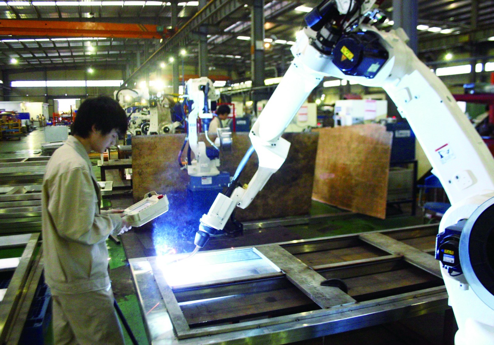 机器人在生产车间工作.首席记者 王益群 摄