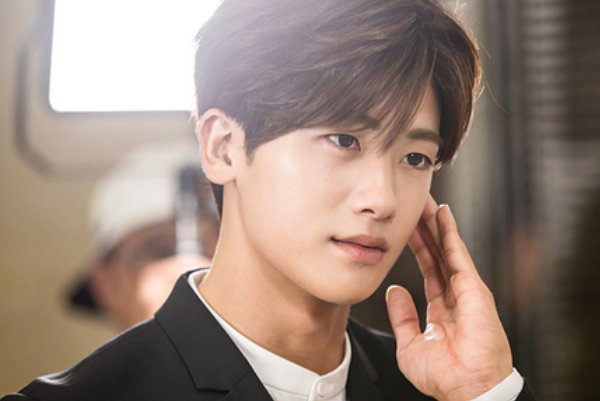 韩国最弱经纪公司,旗下艺人仅有三位,却个个