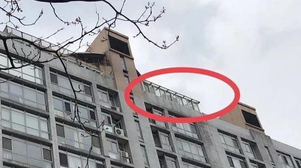 居民：小区违建存在十多年难拆除，城管：按月排队，还没轮到