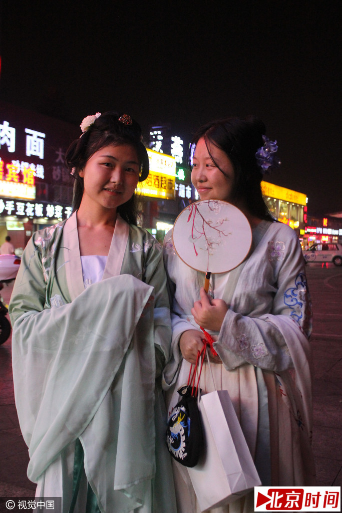 她们为什么要身穿汉服乘坐地铁呢？其中一位身穿汉服的女孩告诉记者，她们两人都是汉服爱好者，目前在某餐饮公司上班做平面设计，汉服女孩还告诉记者，她们有一群爱好穿汉服的群，这个群有几千人，都是热衷于汉服文化的圈友。