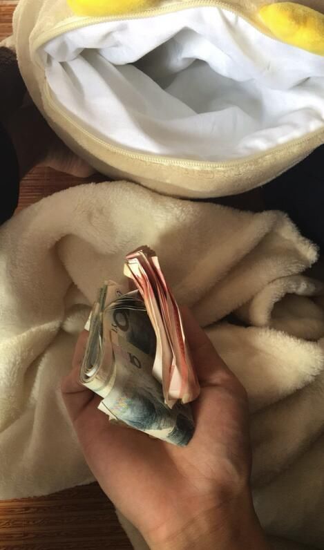 竟然是一把钱,而且金额还不小,自己绝对没有那么多闲钱,小哥转眼一想