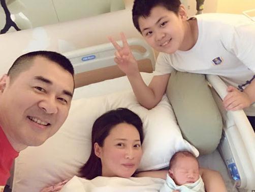 42岁蒋勤勤产后出院,全身浮肿脸过敏,陈建斌心