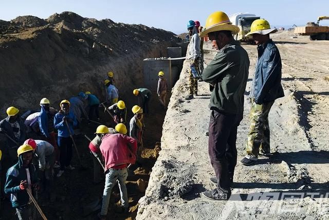 中铁四局克林图工业园工地,两名中国管理者在监督指挥非洲工人干活