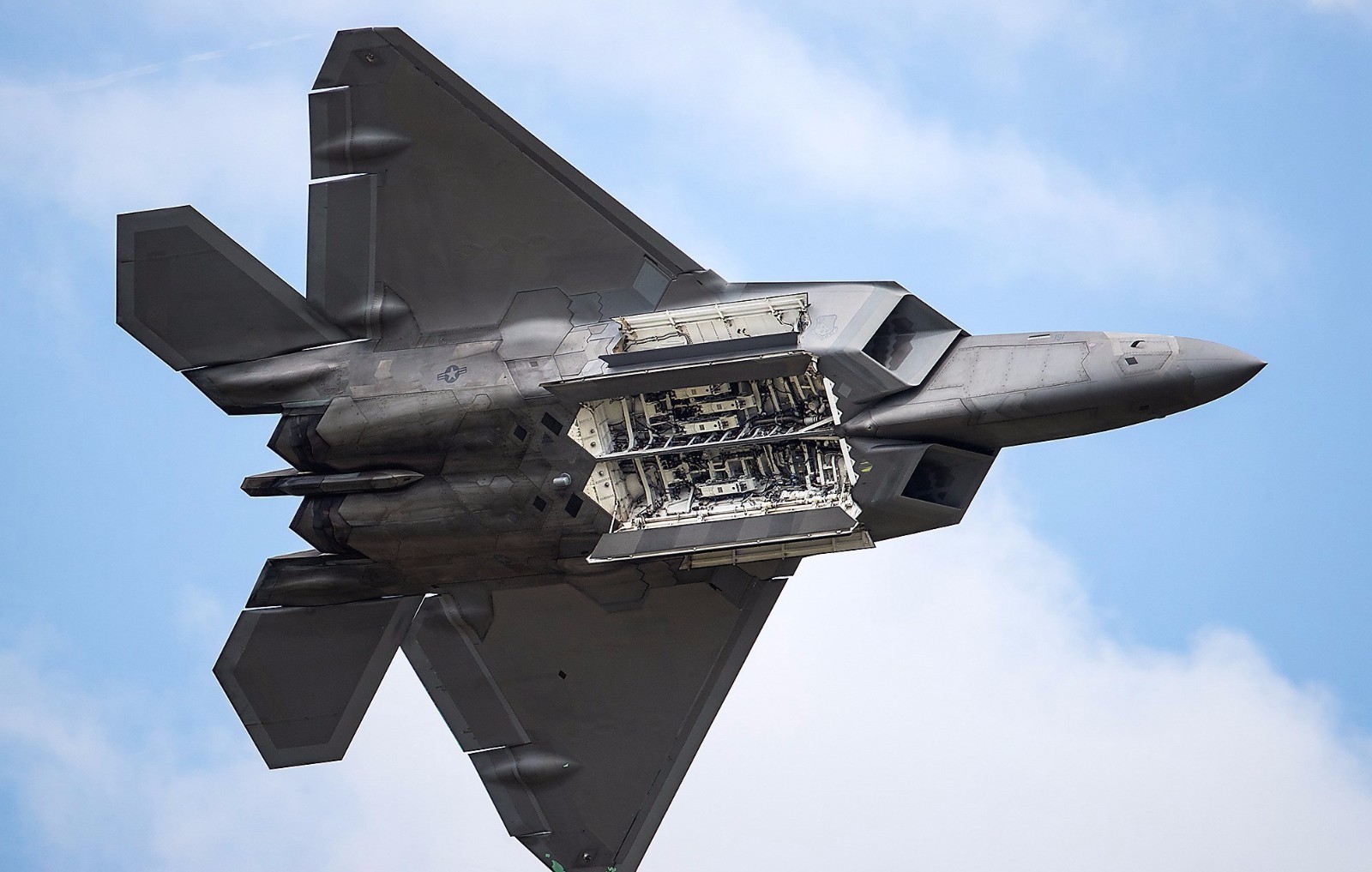 f-22全弹仓开启低空掠过细节清晰可见