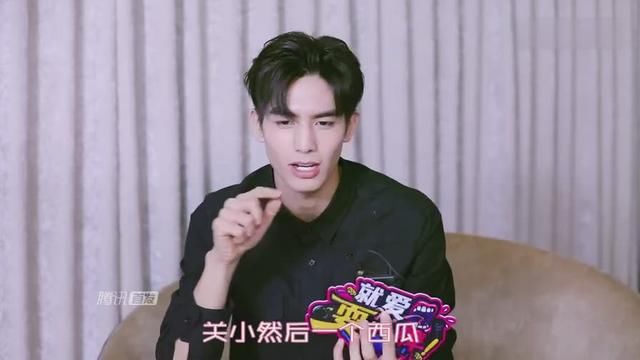 凤囚凰:宋威龙专访曝光关晓彤微信昵称,喊话周