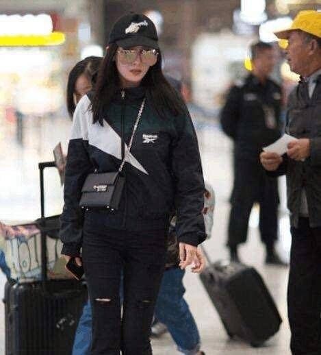 杨幂当众抠鼻屎 脱鞋子 袜子还破两洞!路人的表