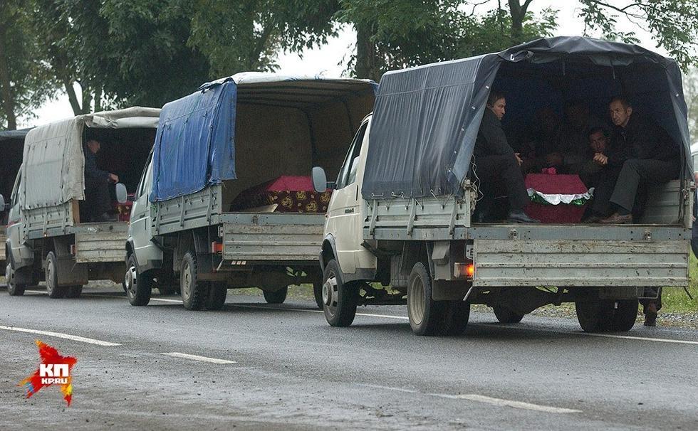 15时30分，恐怖分子释放了15名儿童。15时45分，恐怖分子让一名女人质将一盘录像带及一张纸条送出去，纸条上威胁道：如果一名武装分子被打死，他们将杀死50名儿童；如果1人被伤，则将打死20名儿童作为报复。