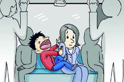 多抱他一下,或想办法转移他的注意力,公共场合大声哭闹肯定不是好现象