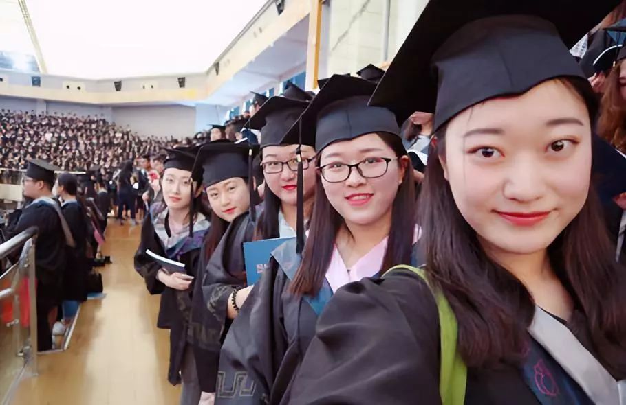 郑州大学西亚斯国际学院学霸宿舍5人全考上研