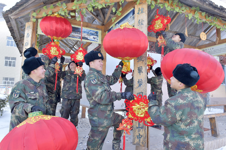 虽然春节不能休息,但过年的气氛不能少