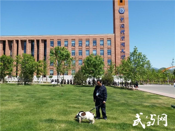 武當雲訊(記者 徐瑩)十堰市公安局刑偵支隊刑偵科警犬隊隊長李永祥和