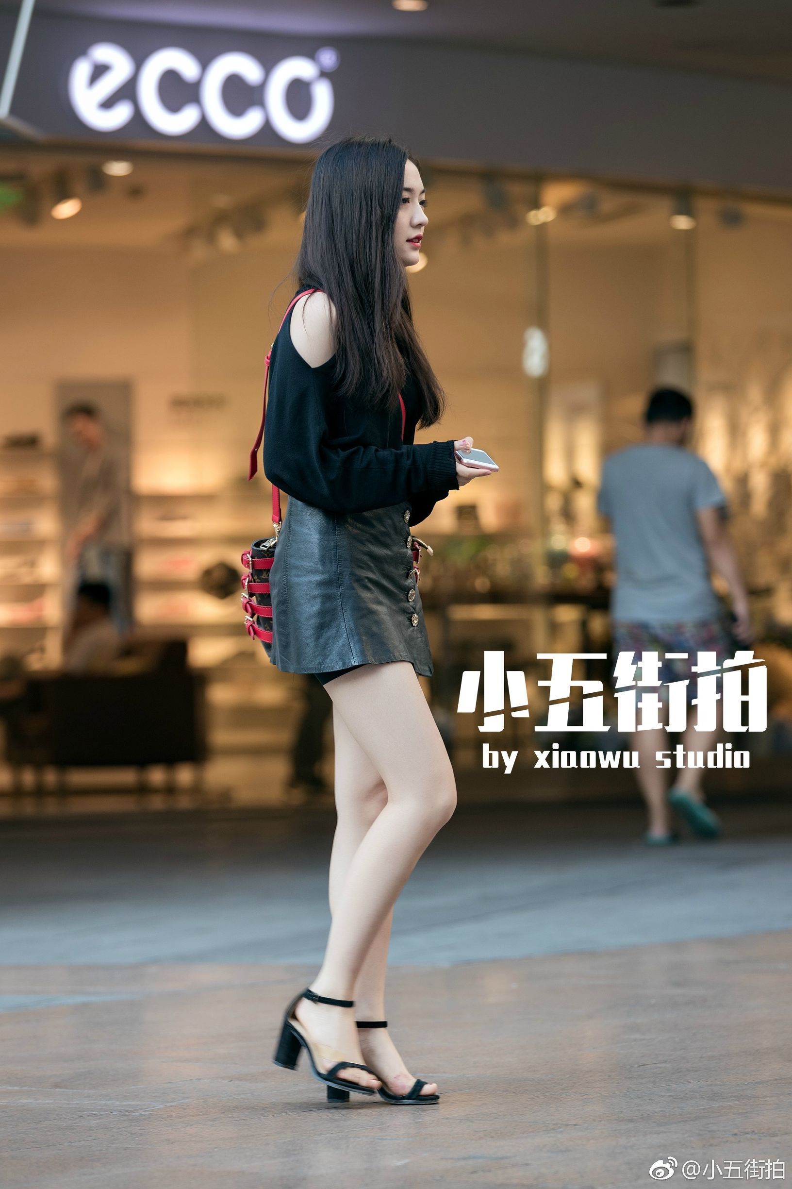 好白好美的一双大腿,极简的高跟凉鞋,搭配小皮裙,美女这一身打扮很有