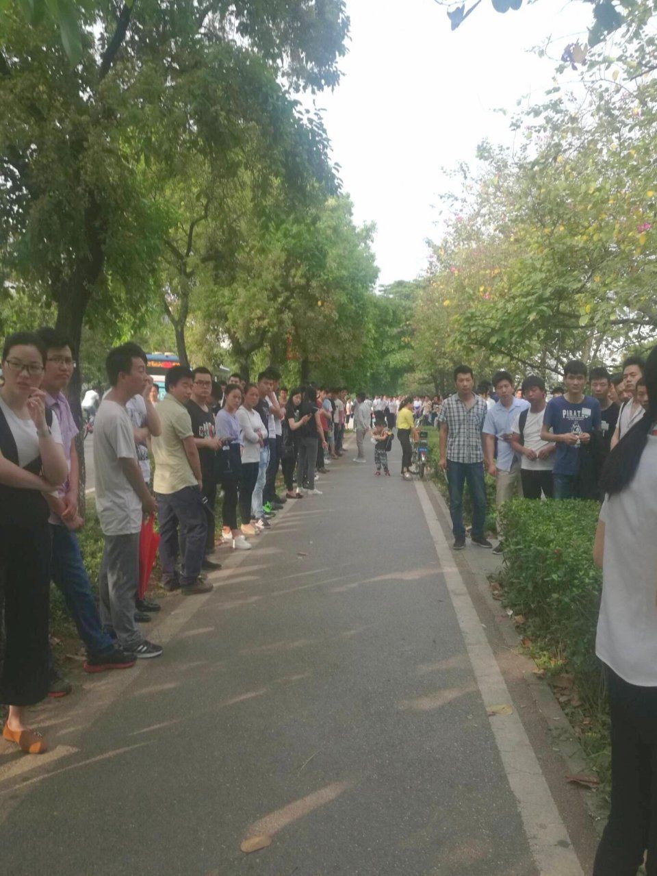 实拍:华为生产基地招工现场,一排排的大学生在